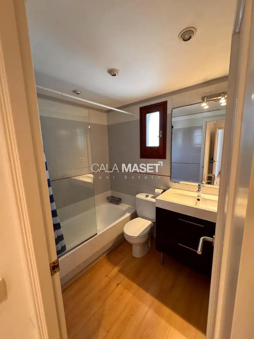 Bathroom of Apartments for rent in Castell d'Aro, Platja d'Aro i s'Agaró  with Swimming Pool, Oven and Microwave