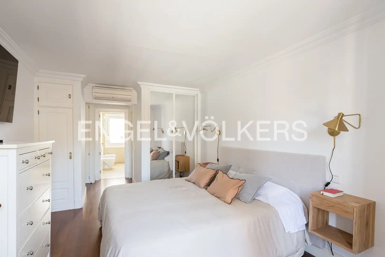 Bedroom of Flat for rent in Madrid  with Air Conditioner, Heating and Balcony