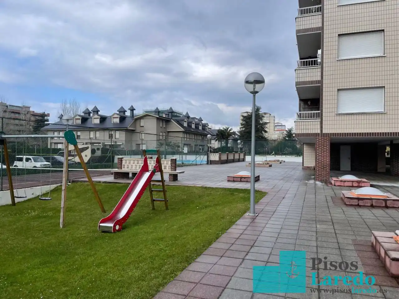 Aparcament de Pis en venda en Laredo amb Calefacció, Terrassa i Piscina comunitària