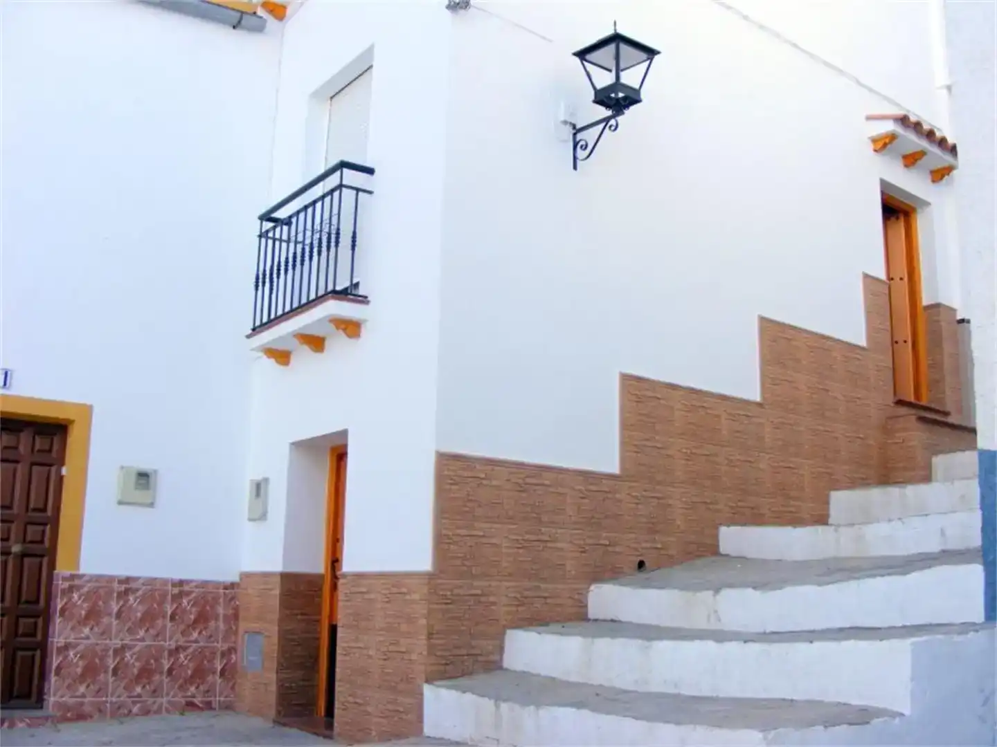 Vista exterior de Casa adosada en venda en Benaoján amb Aire condicionat i Balcó