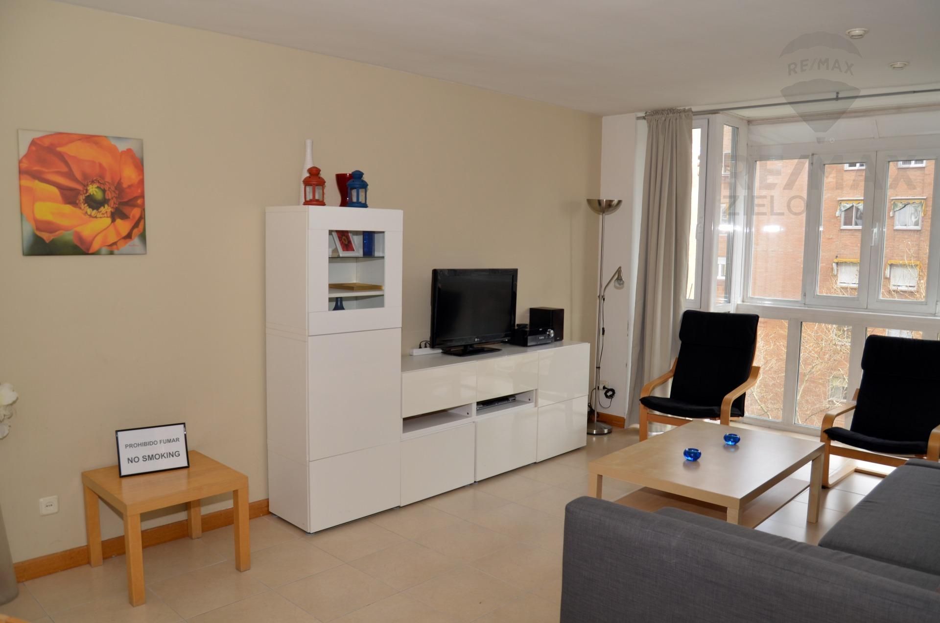 Sala de estar de Piso de alquiler en  Madrid Capital con Aire acondicionado, Calefacción y Amueblado