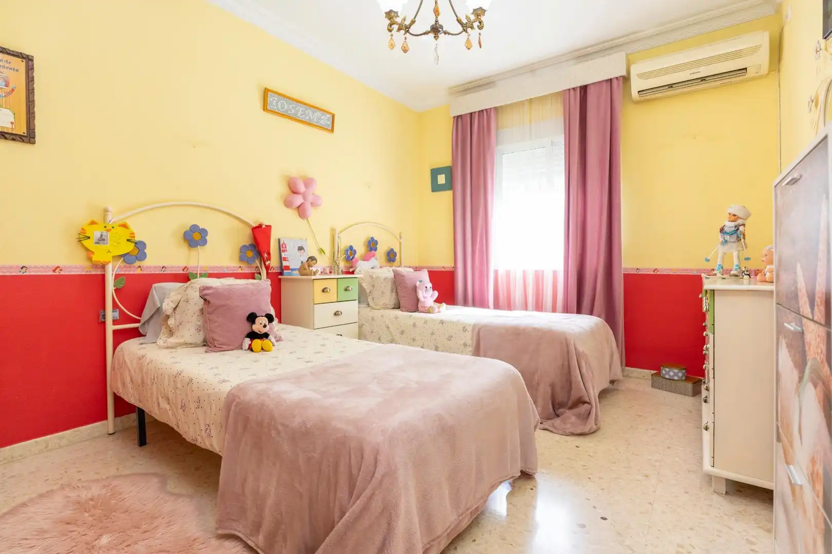 Habitación de Casa adosada en venta en Guillena con Aire acondicionado, Calefacción y Terraza