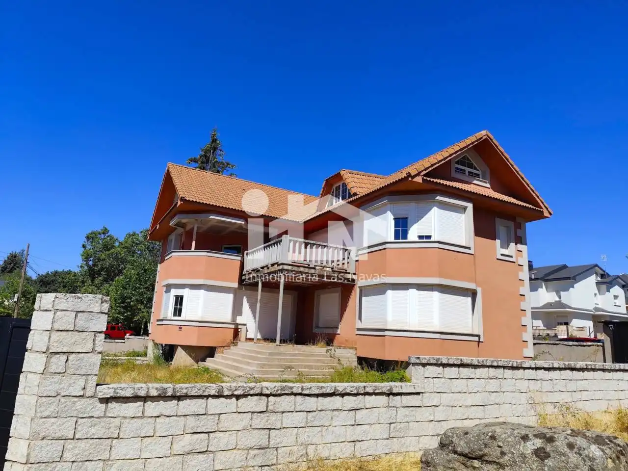 Vista exterior de Casa o xalet en venda en Las Navas del Marqués  amb Calefacció, Jardí privat i Terrassa
