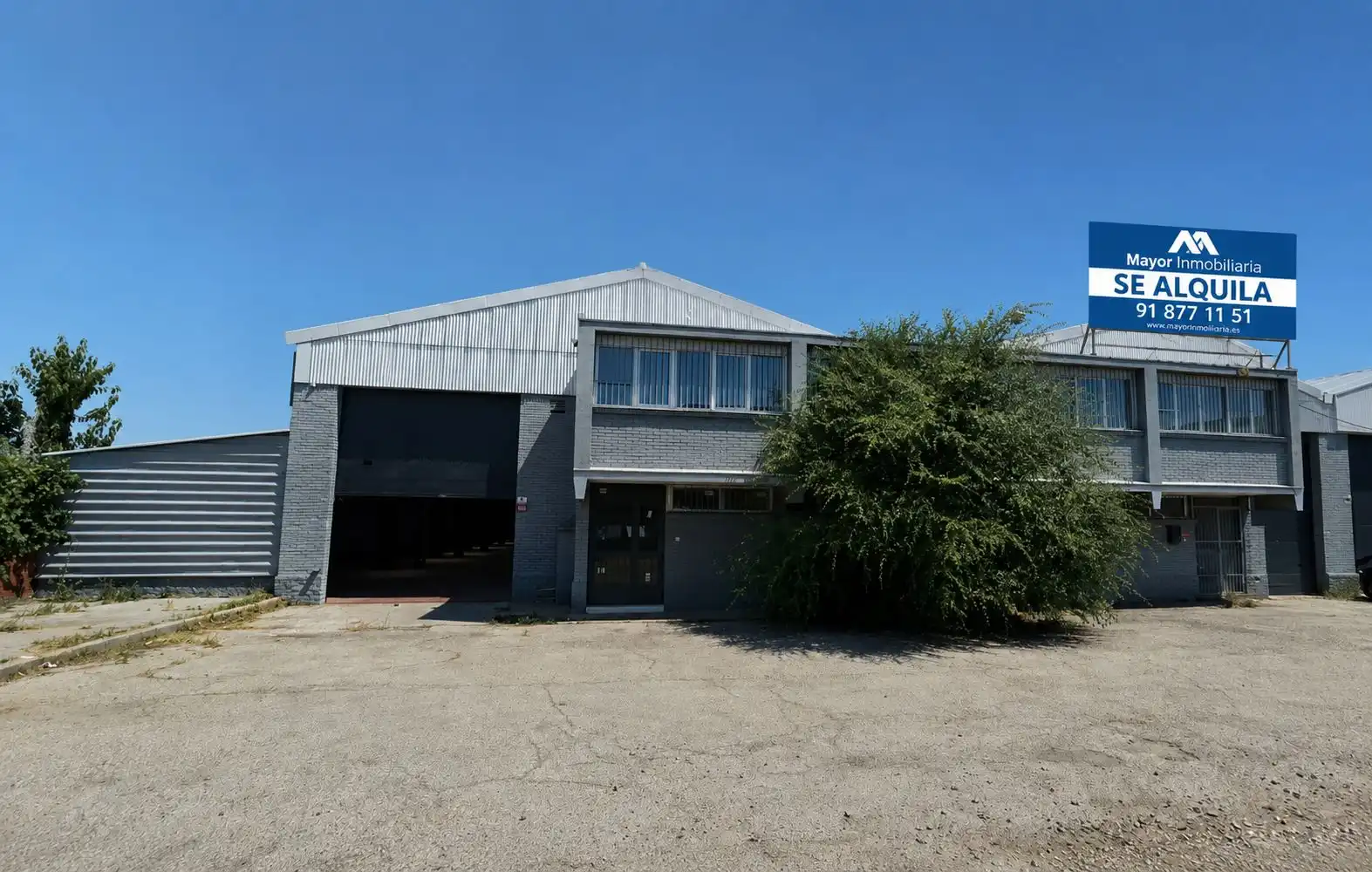 Außenansicht von Fabrikhallen zur Miete in Alcalá de Henares mit Alarm