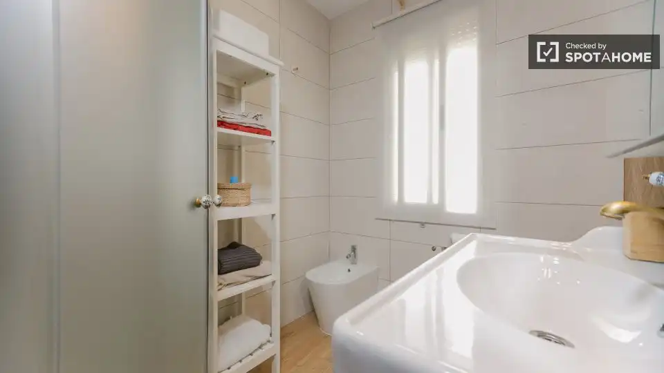 Baño de Piso de alquiler en Valencia con Aire acondicionado, Calefacción y Amueblado