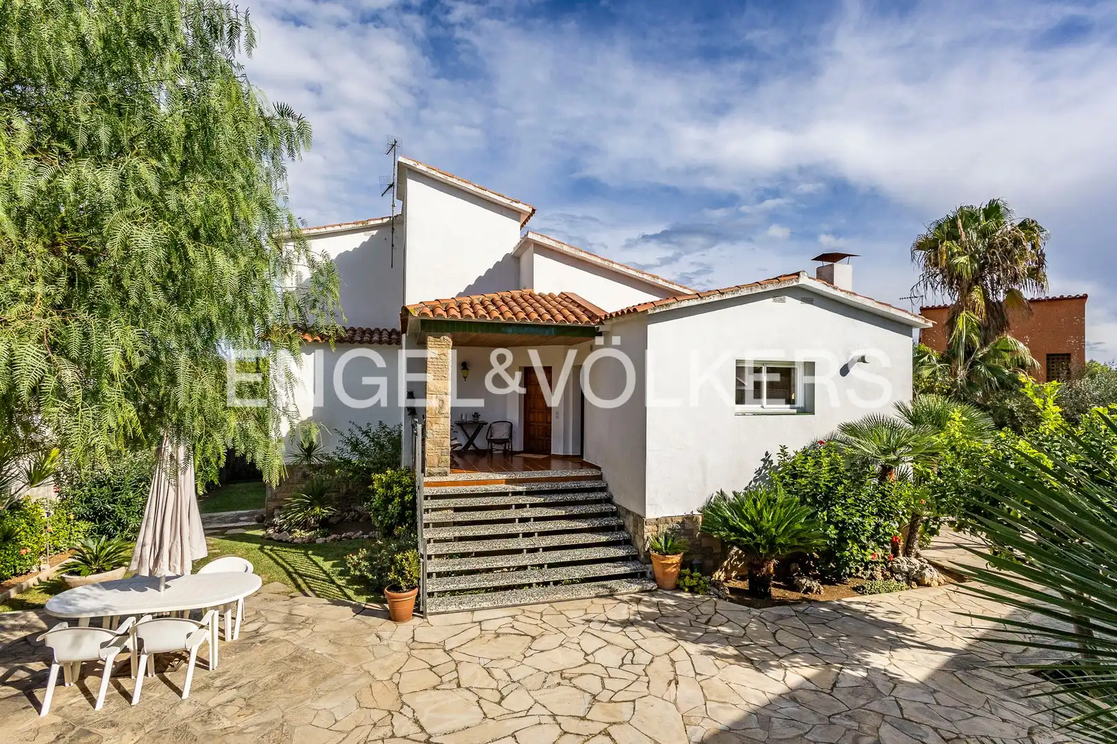 Vista exterior de Casa o chalet en venta en Vilanova i la Geltrú con Aire acondicionado, Calefacción y Jardín privado