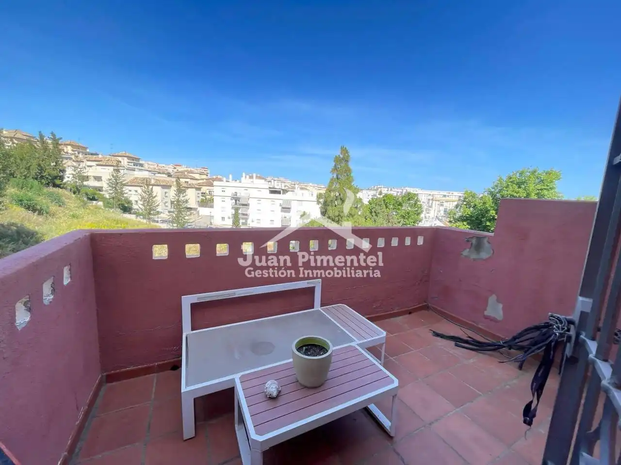Vista exterior de Casa adosada en venda en Estepona amb Aire condicionat, Jardí privat i Terrassa