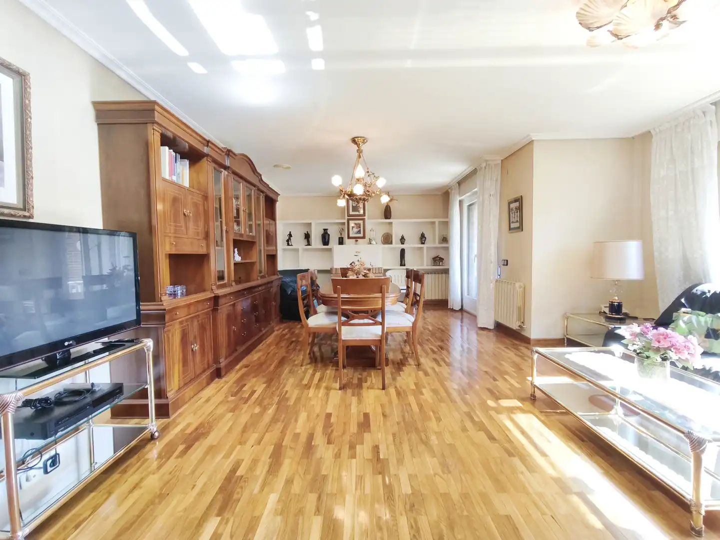 Sala d'estar de Casa adosada en venda en  Logroño amb Calefacció, Jardí privat i Parquet