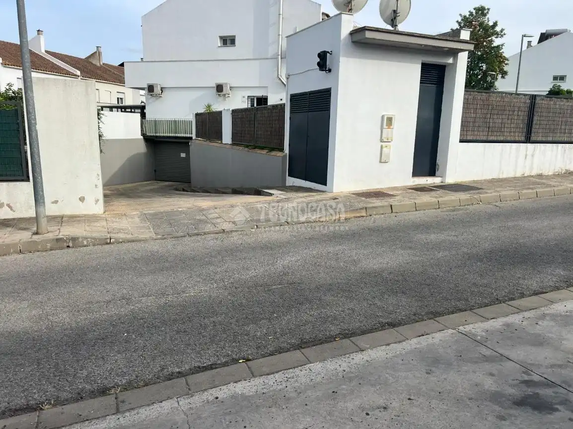 Vista exterior de Casa adosada en venta en Palomares del Río con Aire acondicionado