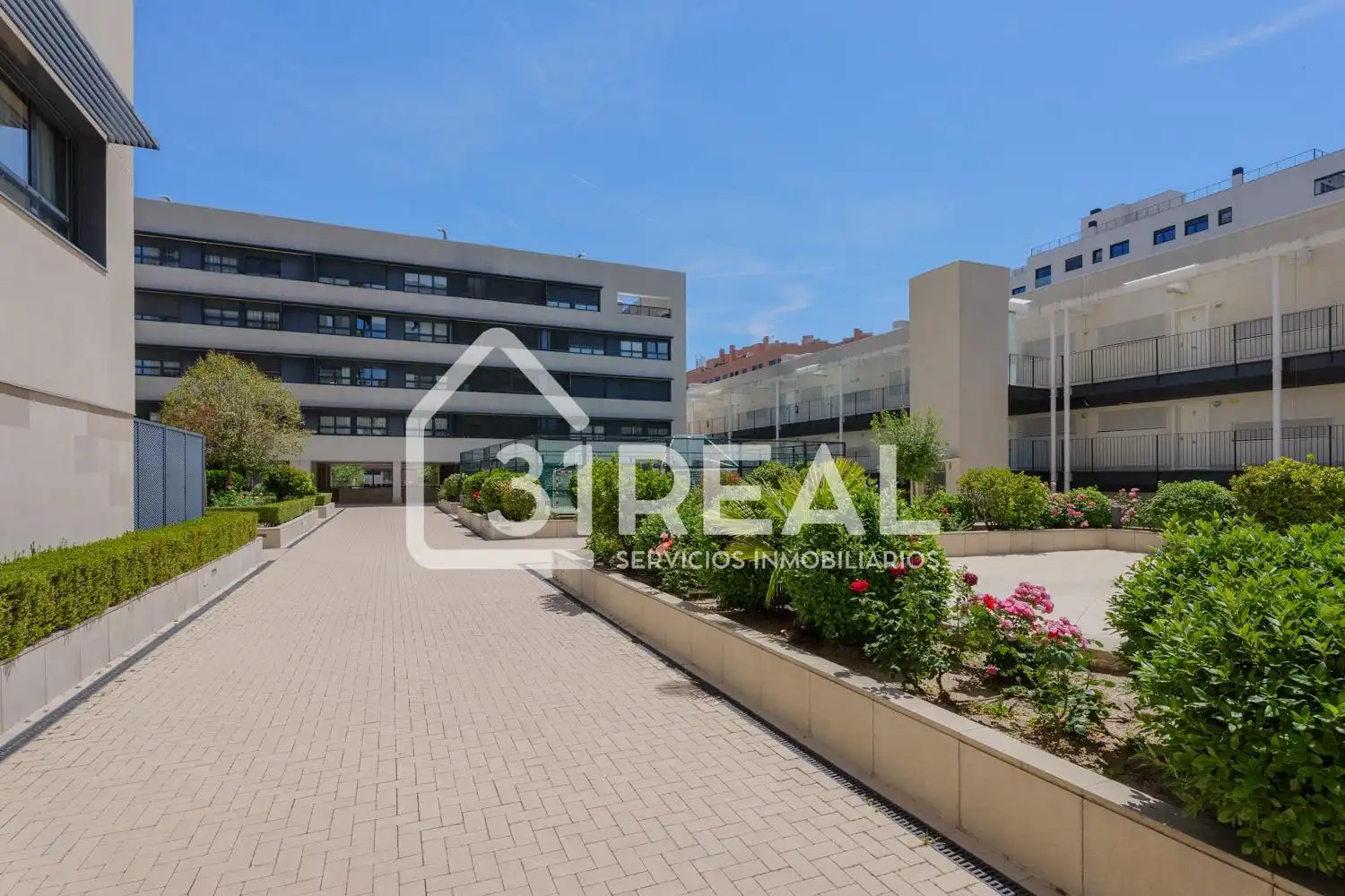 Wohnung zum Verkauf in Madrid mit Heizung, Privatgarten und Gemeinschaftspool