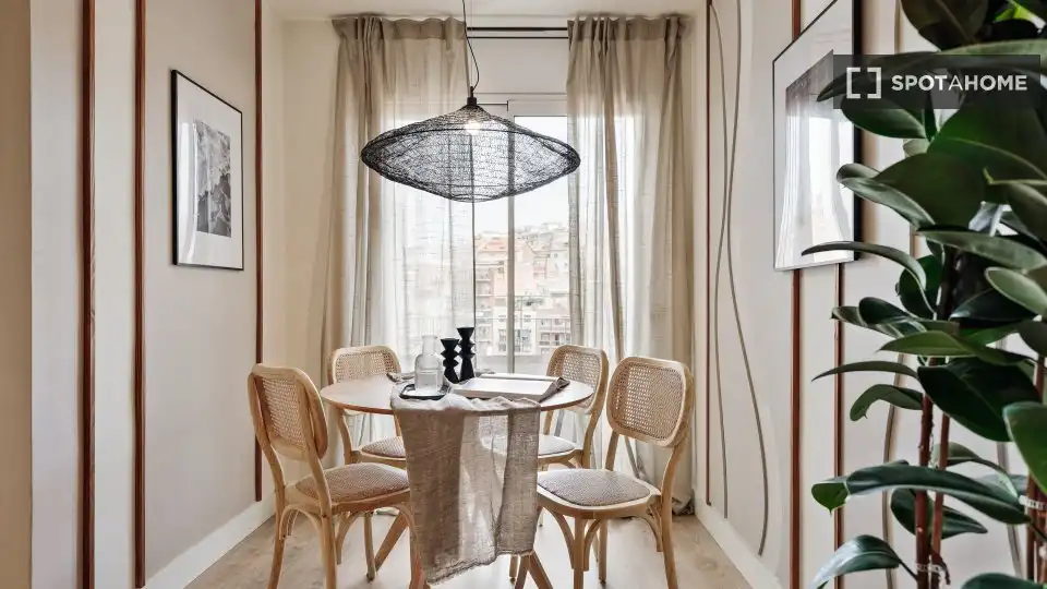 Comedor de Piso de alquiler en Barcelona con Aire acondicionado, Calefacción y Amueblado