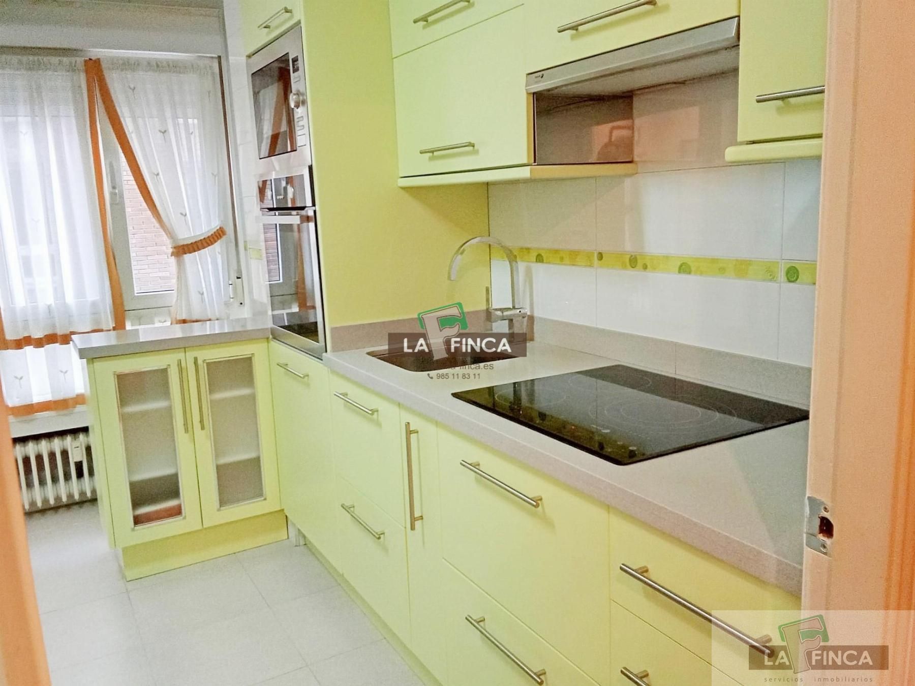 Cuina de Pis de lloguer en Oviedo  amb Calefacció i Parquet