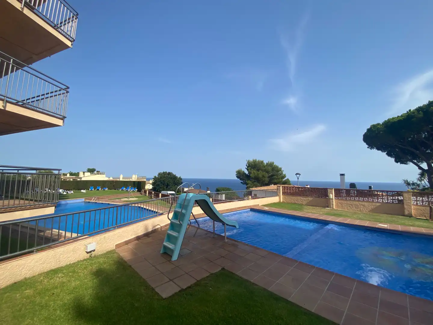 Schwimmbecken von Wohnungen zum Verkauf in Sant Feliu de Guíxols mit Klimaanlage, Privatgarten und Terrasse