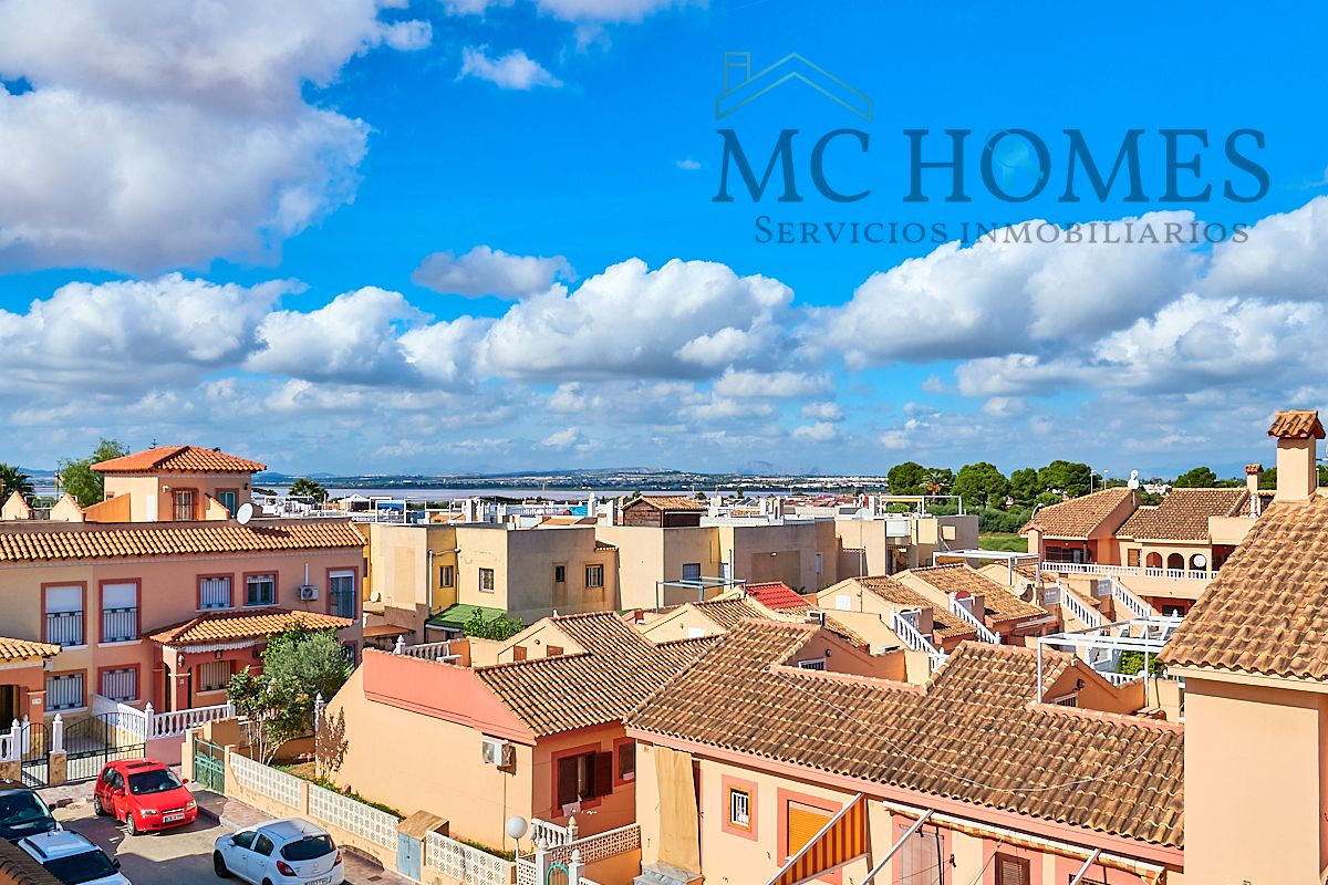 Vista exterior de Casa adosada de lloguer en Torrevieja amb Jardí privat, Terrassa i Moblat