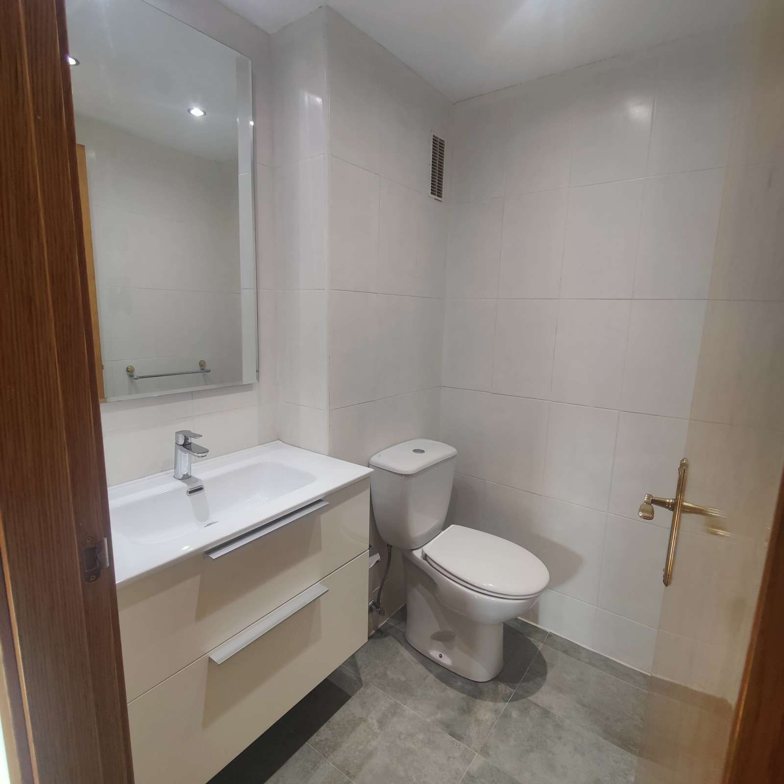 Bathroom of Flat to share in  Madrid Capital  with Air Conditioner, Heating and Terrace