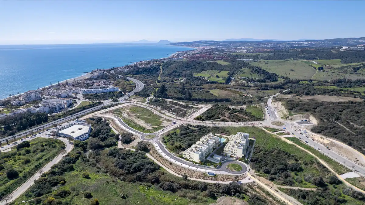 Vista exterior de Apartament en venda en Estepona amb Aire condicionat, Jardí privat i Terrassa