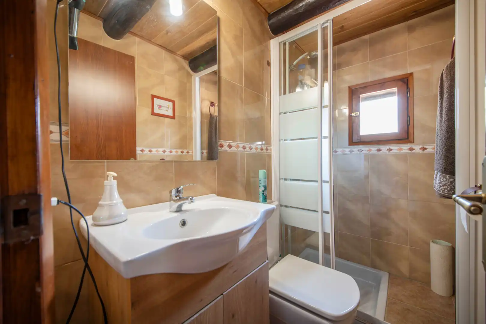 Badezimmer von Country house zum Verkauf in La Torre de Claramunt mit Privatgarten, Terrasse und Möbliert
