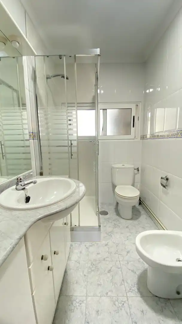 Badezimmer von Wohnung zum Verkauf in Medio Cudeyo mit Heizung, Parkett und Möbliert