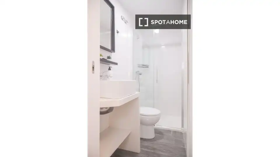 Badezimmer von Wohnung zur Miete in Madrid mit Klimaanlage, Heizung und Möbliert