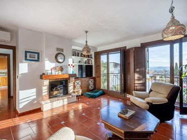 Casa con piscina en venta en Calle Pernaleros Bajo 11