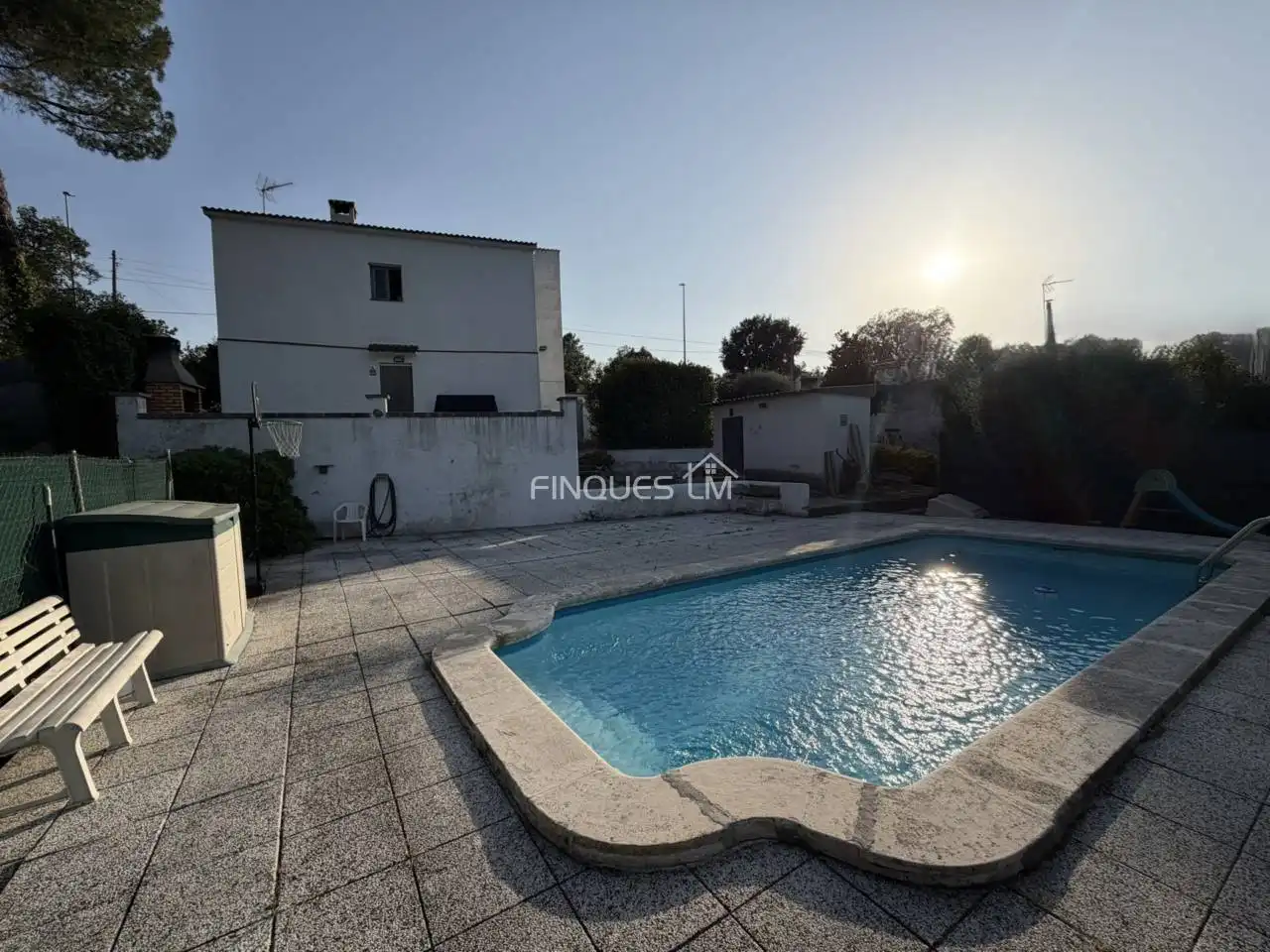 House with pool for sale in Calle Lérida