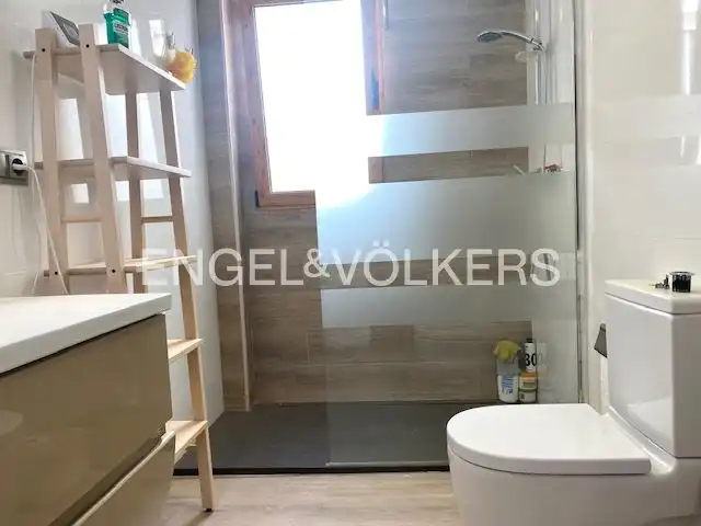 Bathroom of Flat for rent in Paterna  with Air Conditioner, Heating and Storage room