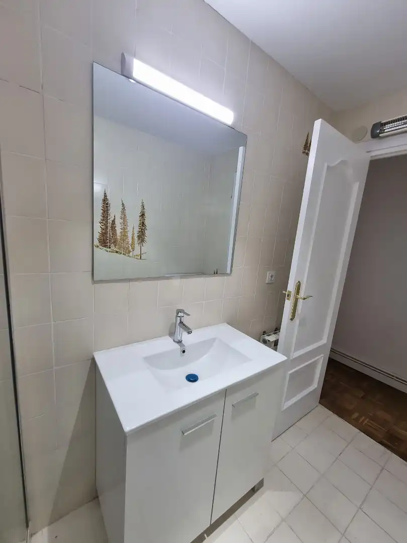Bathroom of Flat for rent in Madrid  with Air Conditioner, Heating and Parquet flooring