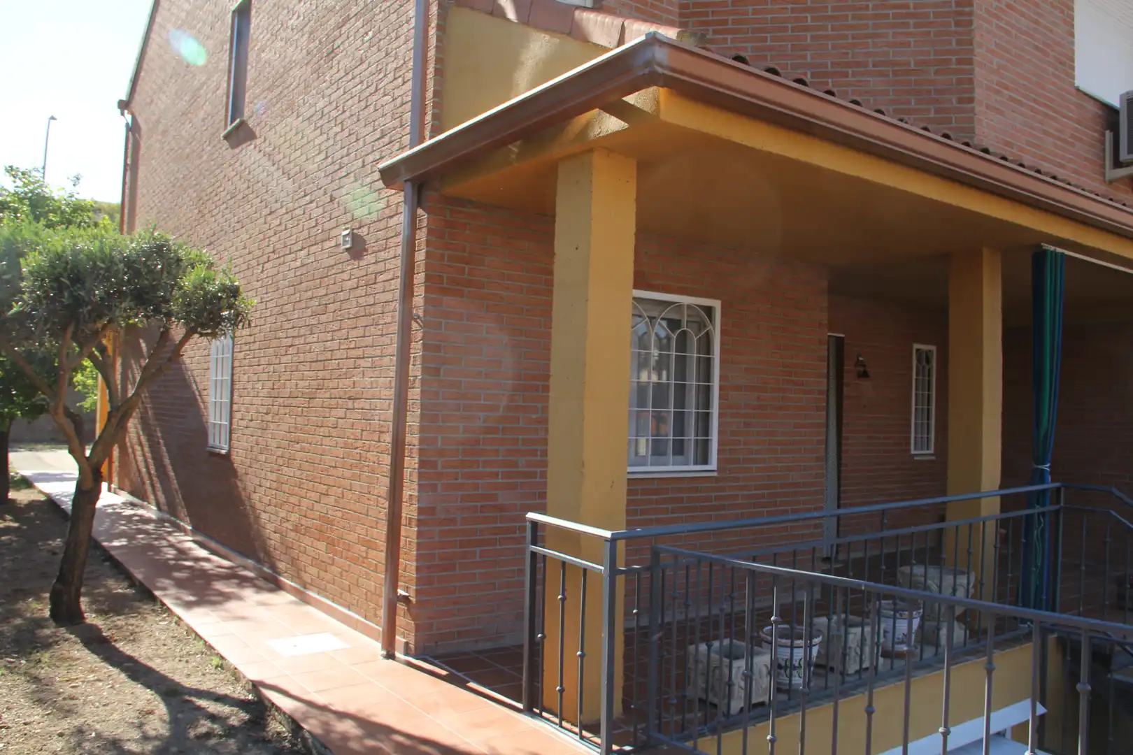 Außenansicht von Haus oder Chalet zum Verkauf in Villalbilla mit Klimaanlage, Heizung und Privatgarten