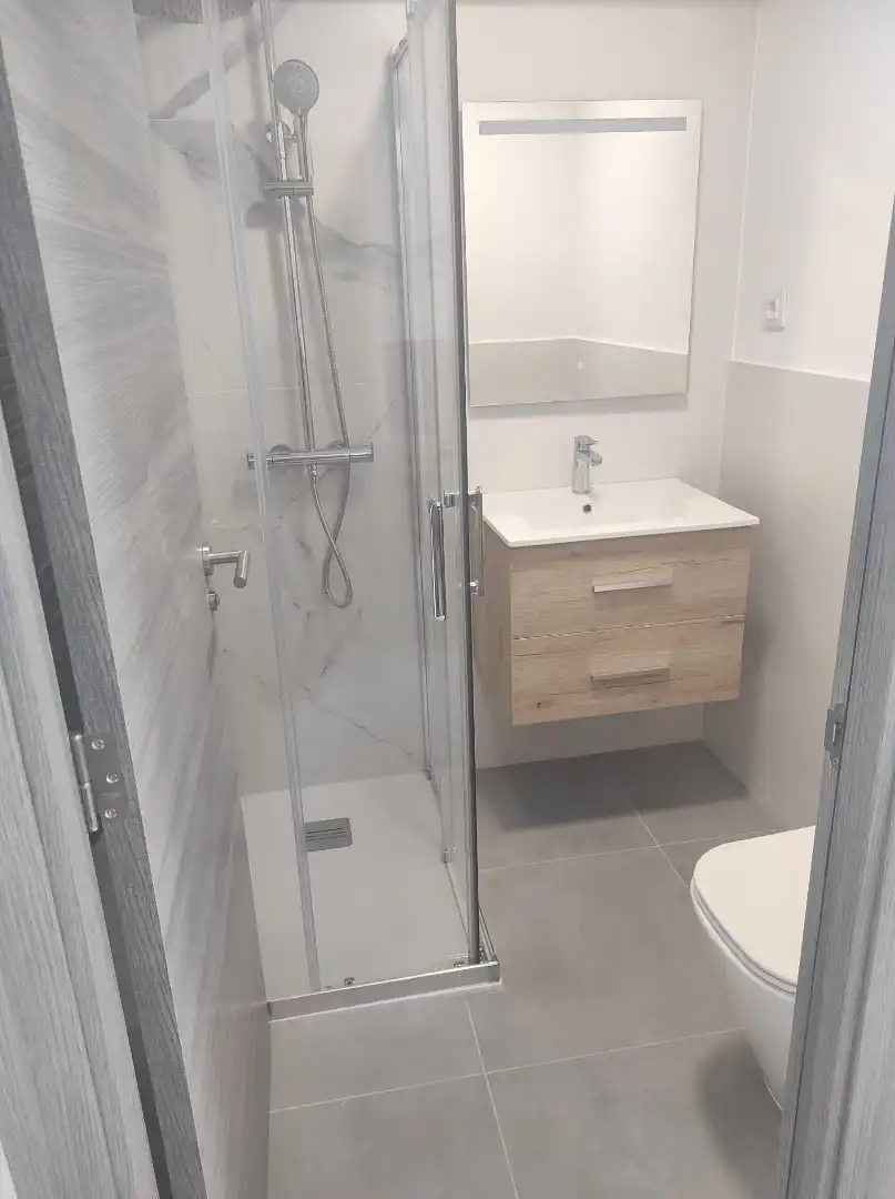 Bathroom of Flat for share in Vigo   with Heating, Terrace and Furnished