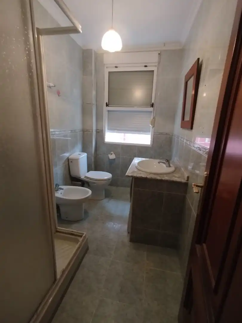 Badezimmer von Wohnung zur Miete in Ferrol mit Möbliert und Waschmaschine