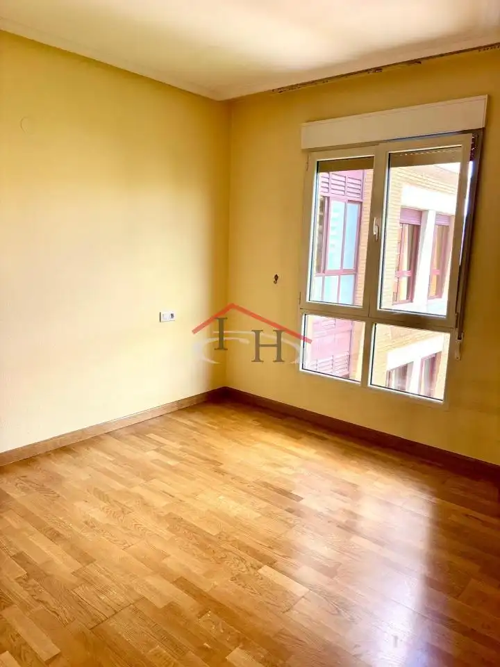 Bedroom of Flat for sale in León Capital   with Heating, Parquet flooring and Storage room