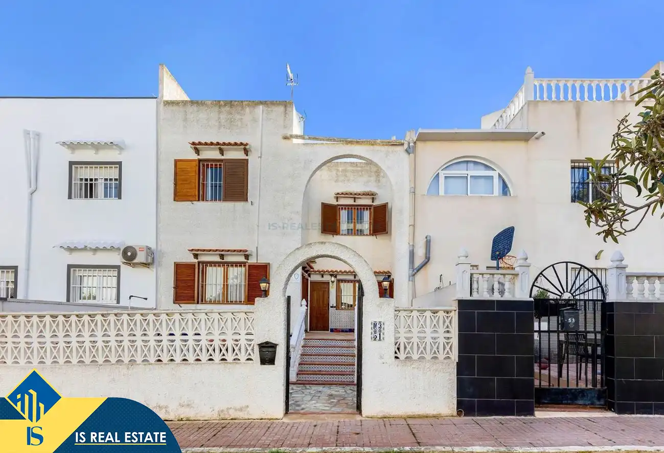 Außenansicht von Einfamilien-Reihenhaus zum Verkauf in Torrevieja mit Klimaanlage, Heizung und Privatgarten