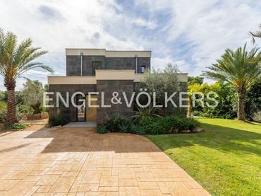 Detached house with pool for sale in La Granadella  - Costa Nova