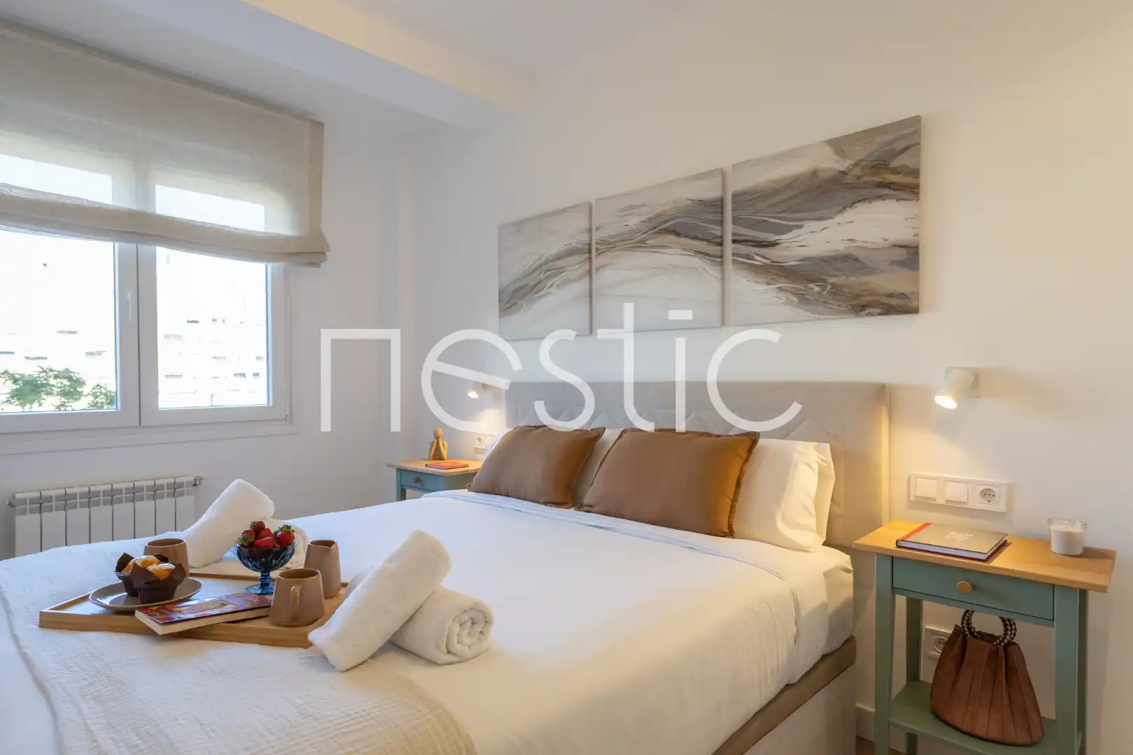 Dormitori de Apartament de lloguer en Madrid amb Aire condicionat, Calefacció i Moblat