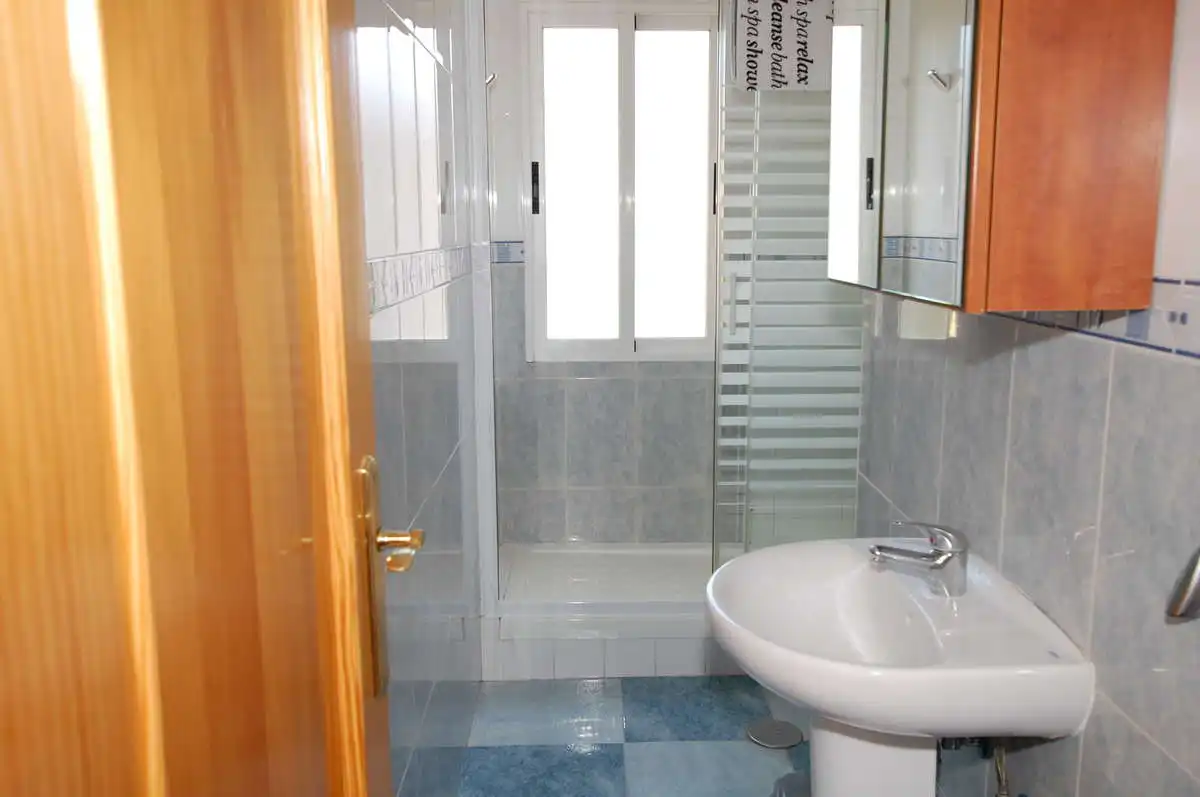 Baño de Piso para compartir en Granada con Amueblado