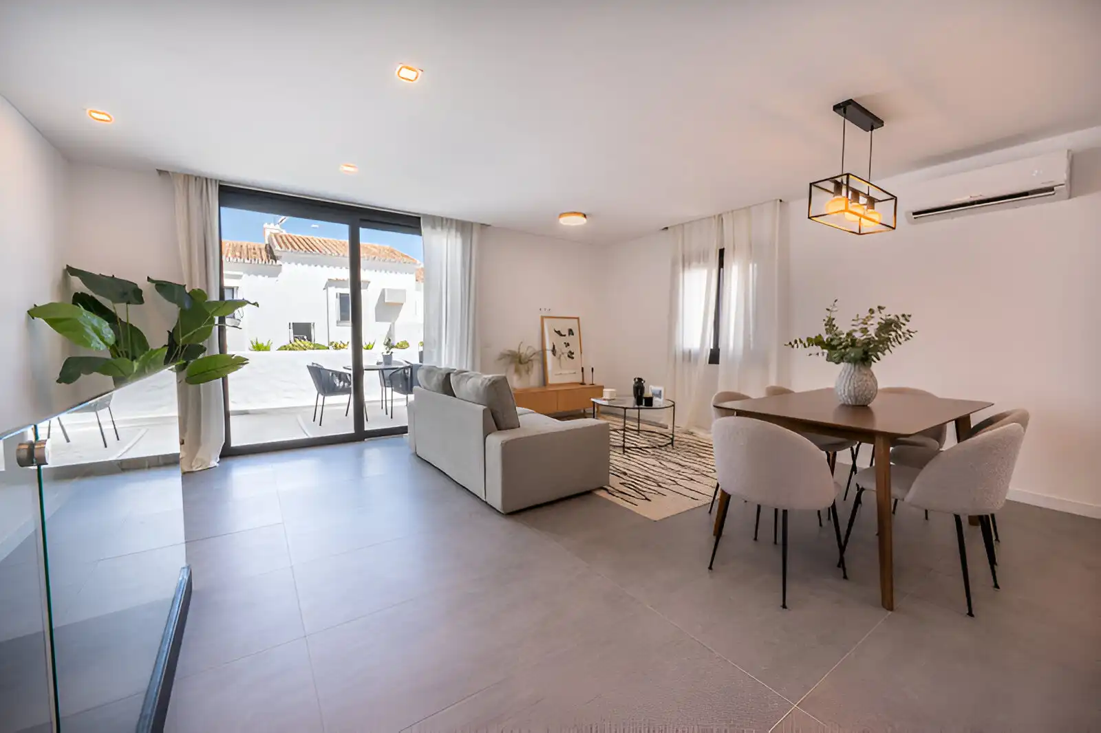 Sala d'estar de Casa adosada en venda en Marbella amb Calefacció, Terrassa i Piscina