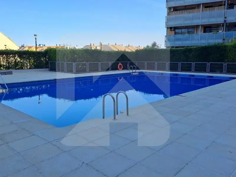 Piscina de Ático en venta en Valdemoro con Aire acondicionado, Calefacción y Jardín privado