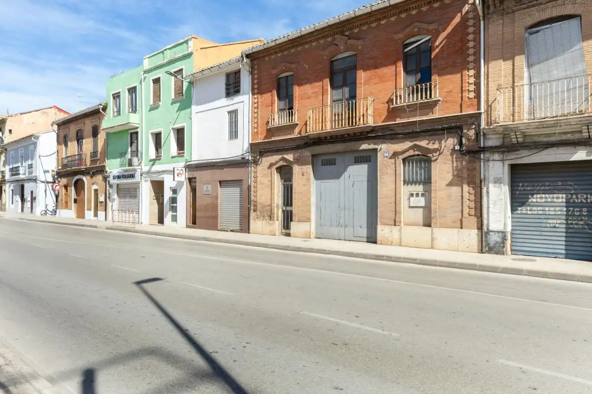 Vista exterior de Casa o xalet en venda en Tavernes Blanques amb Calefacció, Terrassa i Balcó