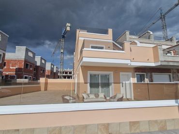 Casa aparellada amb piscina en venda a Pilar de la Horadada ciudad