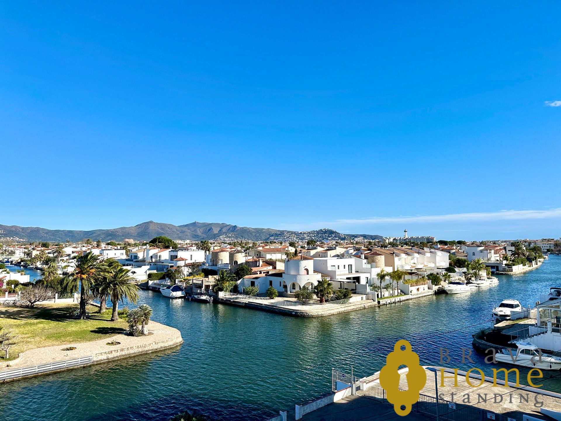 Vista exterior de Àtic en venda en Empuriabrava amb Aire condicionat i Terrassa