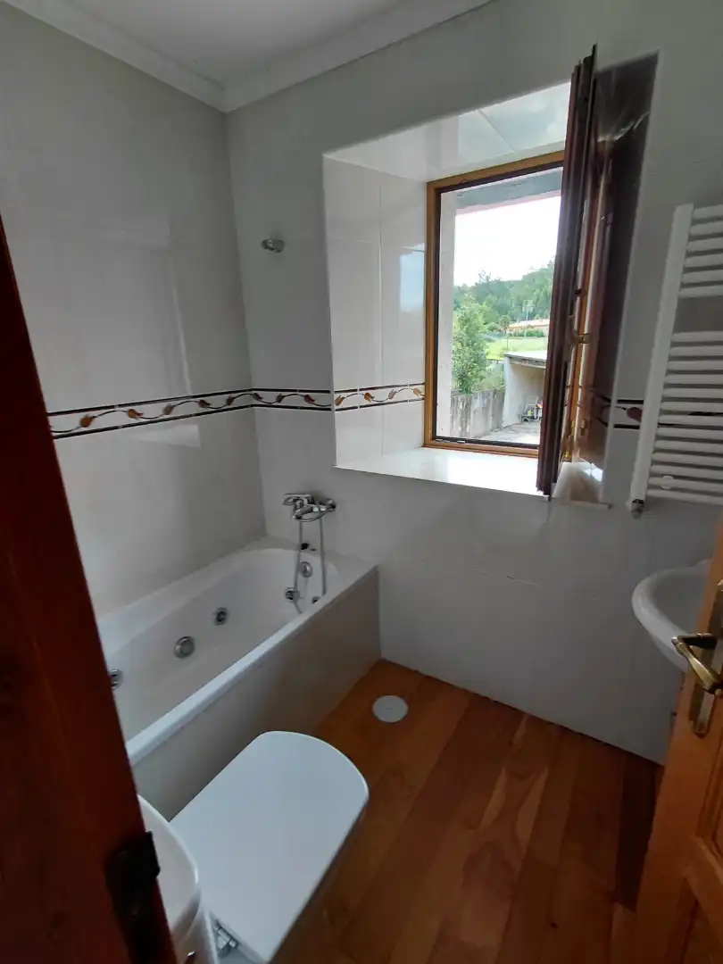 Baño de Casa o chalet en venta en Betanzos con Calefacción, Jardín privado y Trastero