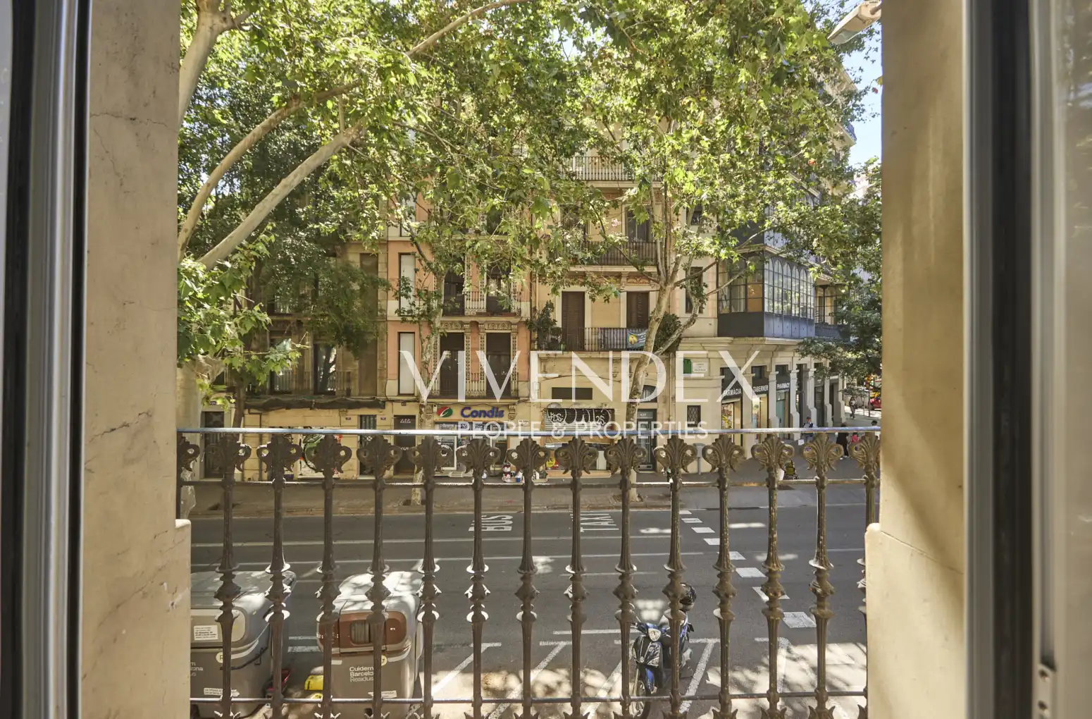 Vista exterior de Pis en venda en Barcelona amb Calefacció, Parquet i Terrassa