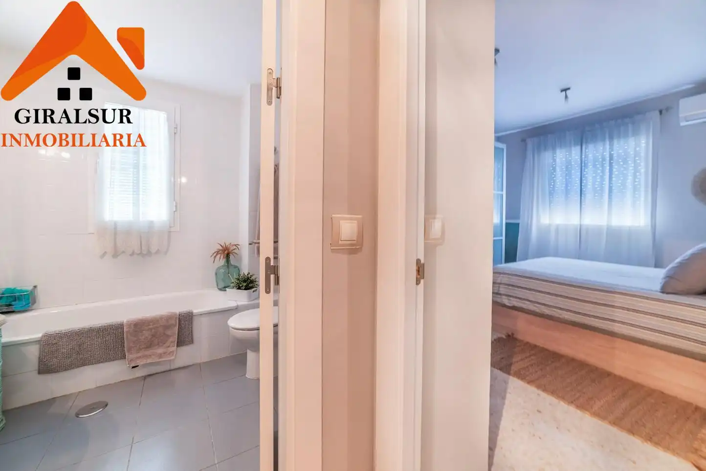 Bathroom of Flat for sale in Sevilla  with Air Conditioner and Storage room