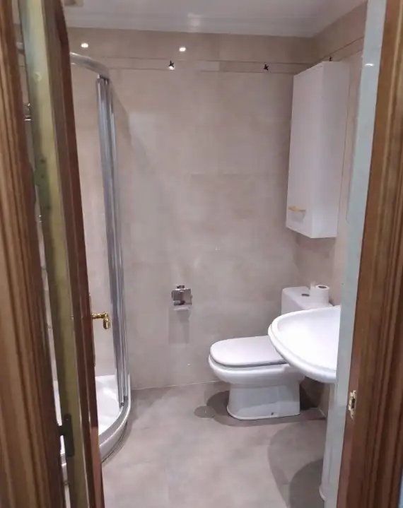 Baño de Piso para compartir en Granada con Aire acondicionado, Amueblado y Horno