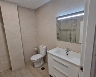 Bany de Apartament de lloguer en Alcalá de Henares amb Calefacció, Moblat i Forn