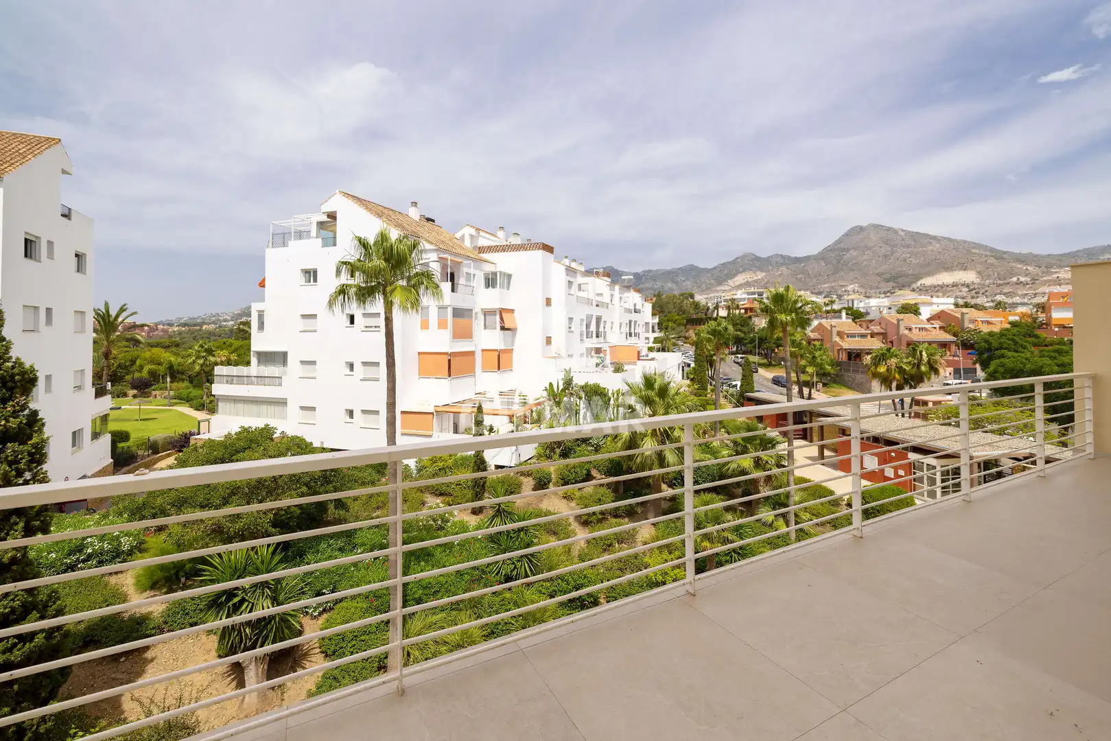 Vista exterior de Dúplex en venta en Benalmádena con Calefacción, Jardín privado y Piscina