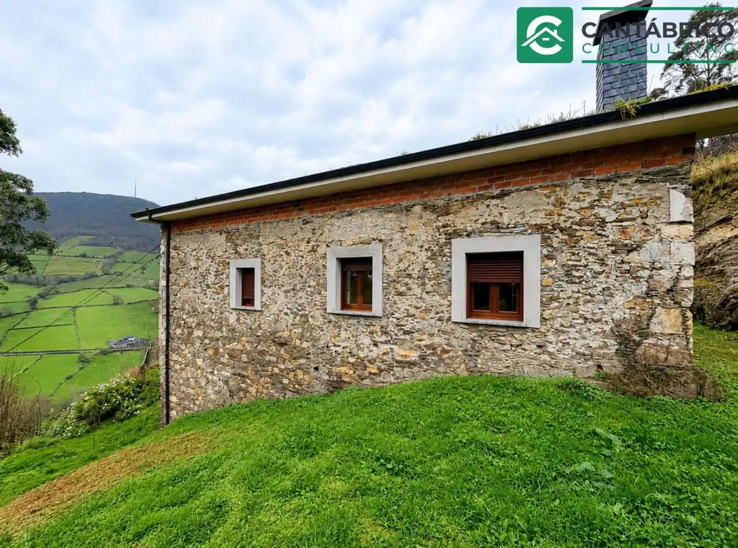 Außenansicht von Haus oder Chalet zum Verkauf in Navia mit Heizung, Terrasse und Möbliert