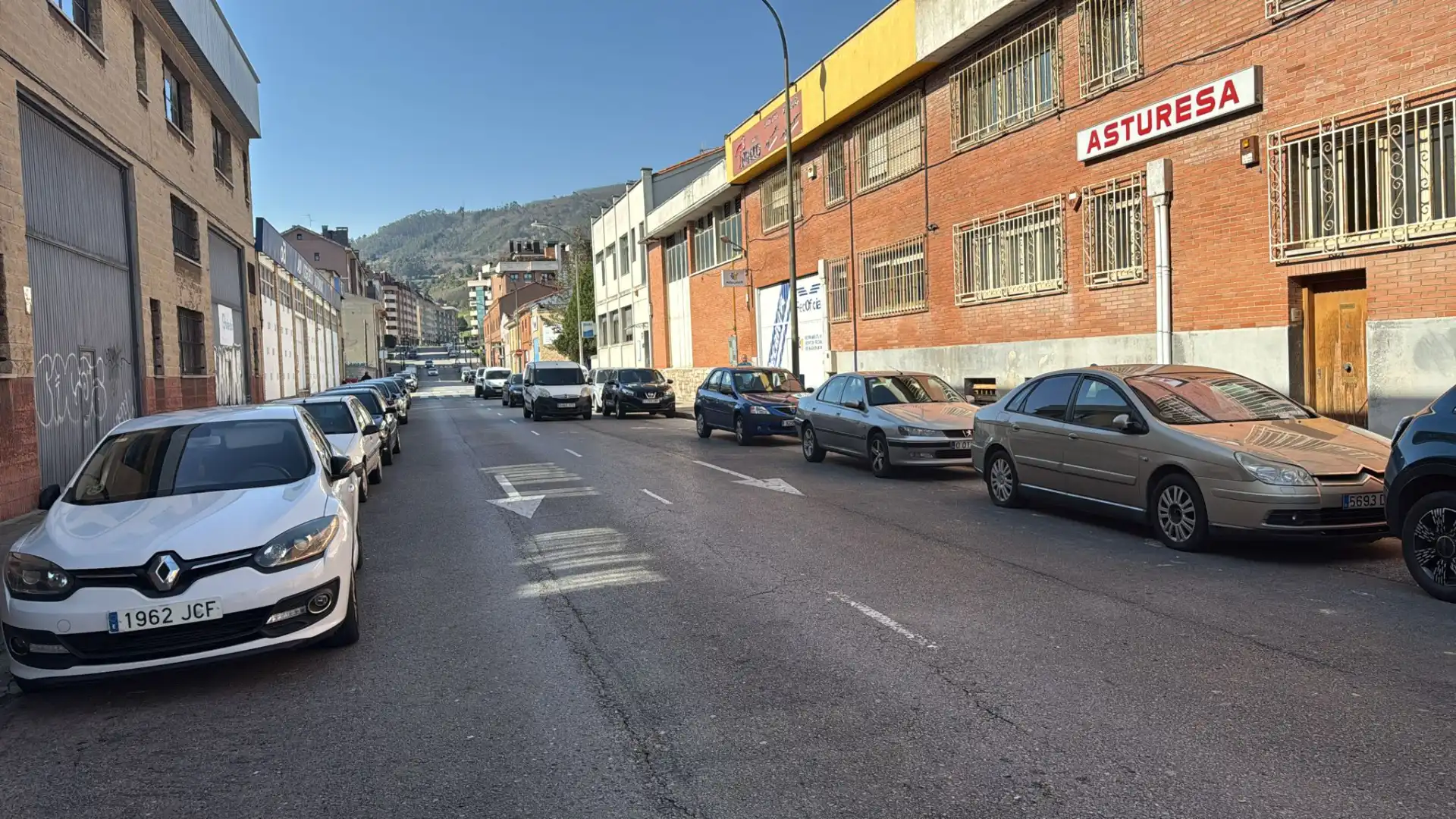 Außenansicht von Fabrikhallen zum Verkauf in Oviedo 