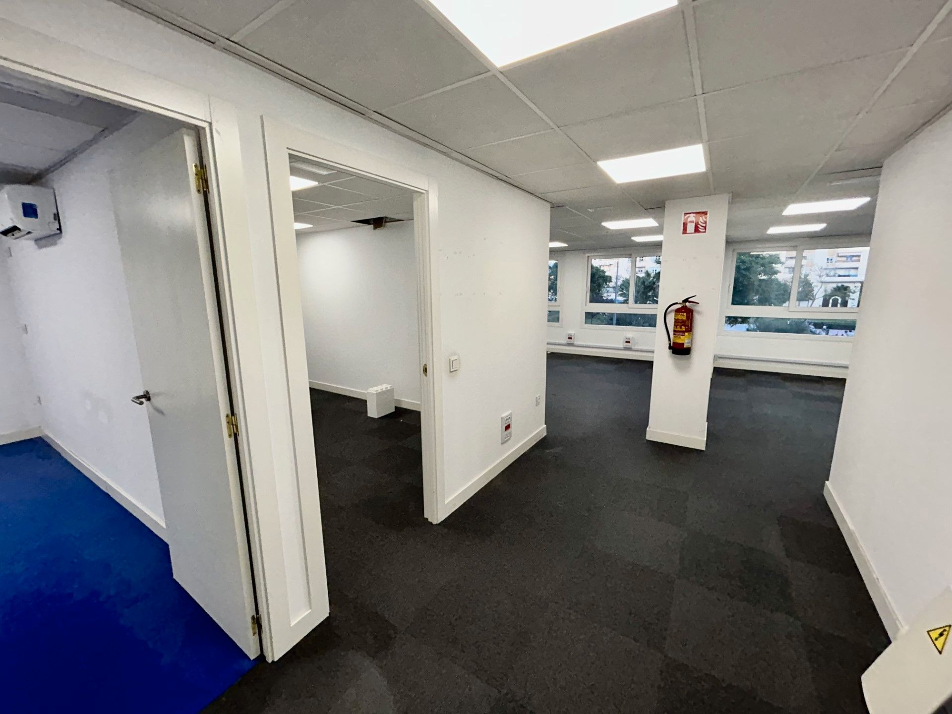 Office to rent in Málaga Capital  with Air Conditioner, Heating and Internet