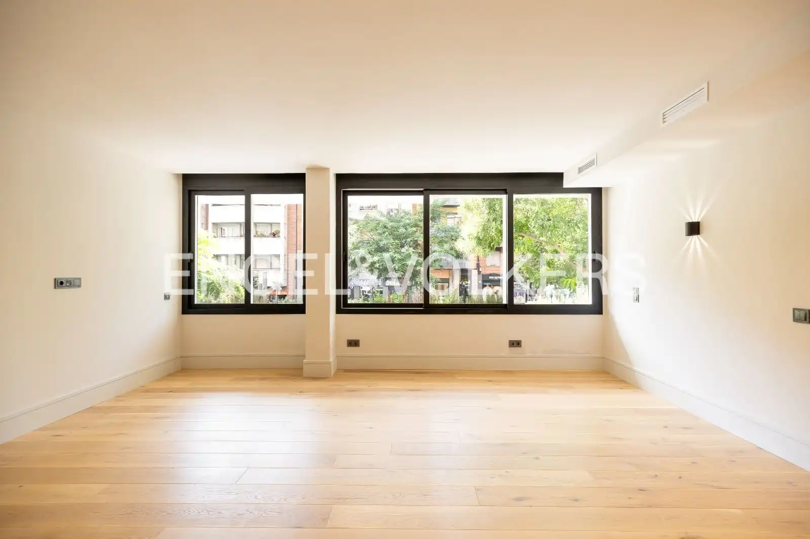 Vista exterior de Piso en venta en Barcelona con Aire acondicionado, Calefacción y Parquet